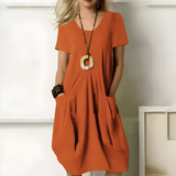 Céline™ — Елегантна рокля с флуиден дизайн, подчертаваща корема